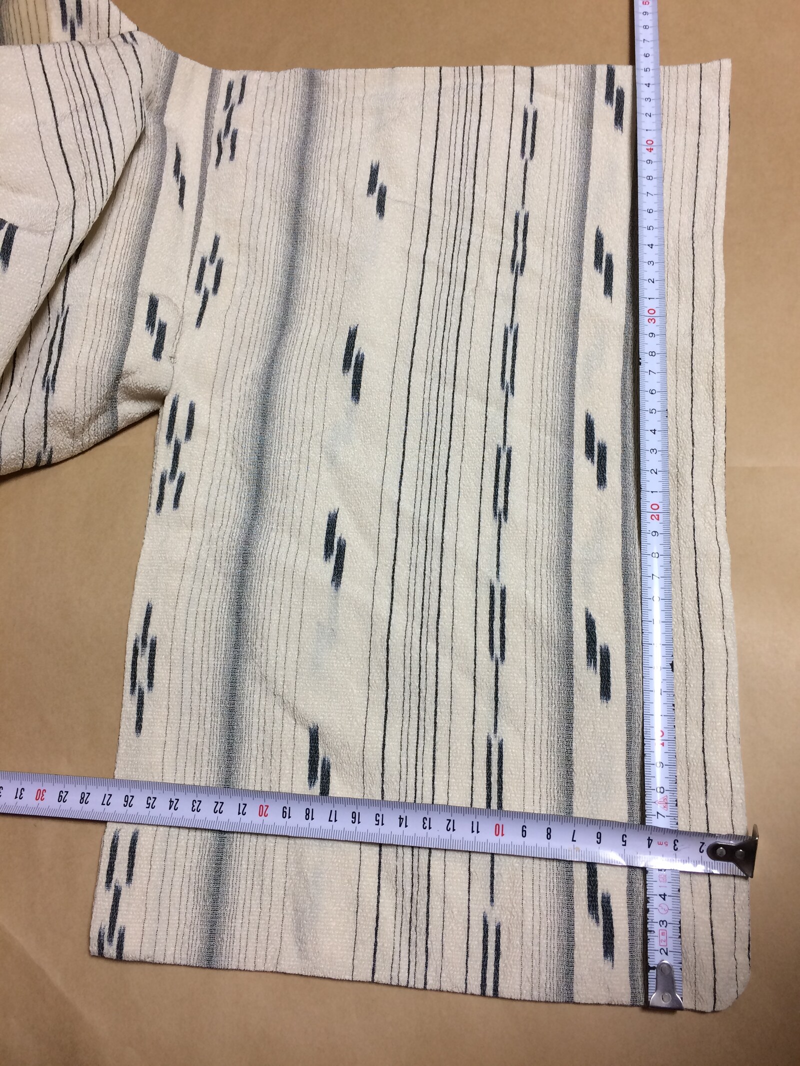 お客さまご自身で水洗いしてしまい、ギュ~ッと縮んだ縮緬素材の単着物が届いた際に撮影した採寸の風景